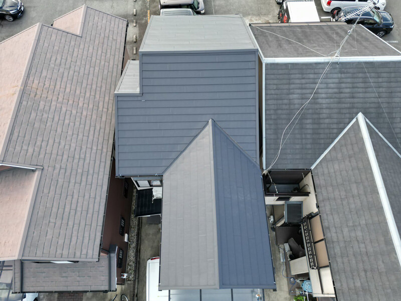 ドローン撮影によるスーパーガルテクトカバー工法完成後の屋根全体写真