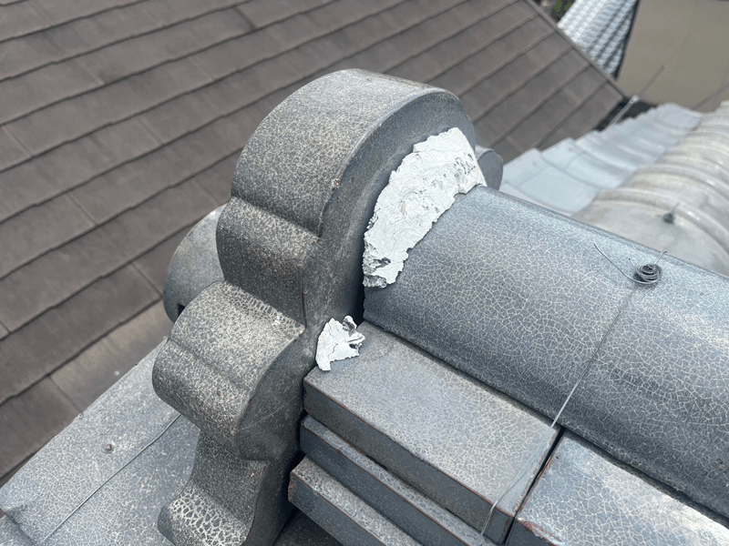 鬼瓦まわりの漆喰が剥がれた状態