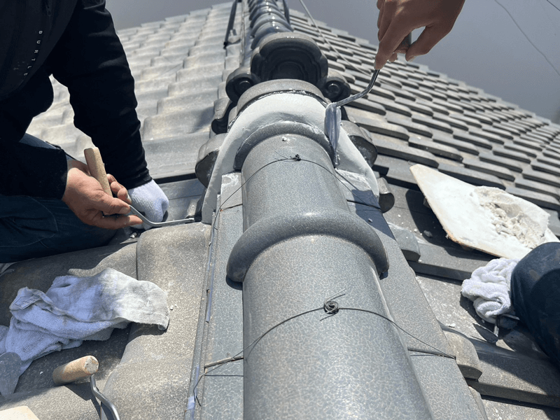 鬼瓦まわりに漆喰を施工している様子