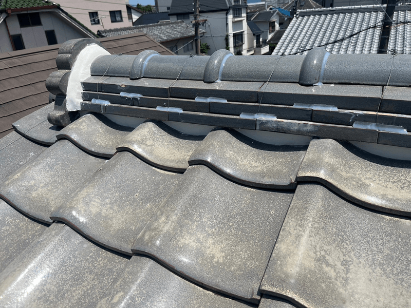 面戸部分の漆喰を補修した施工後の屋根