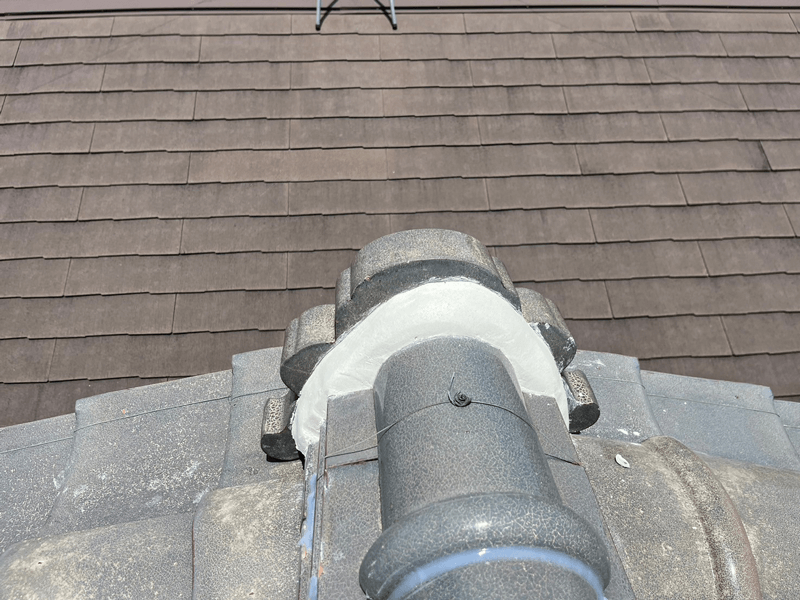 鬼瓦まわりの漆喰を新しく施工した状態