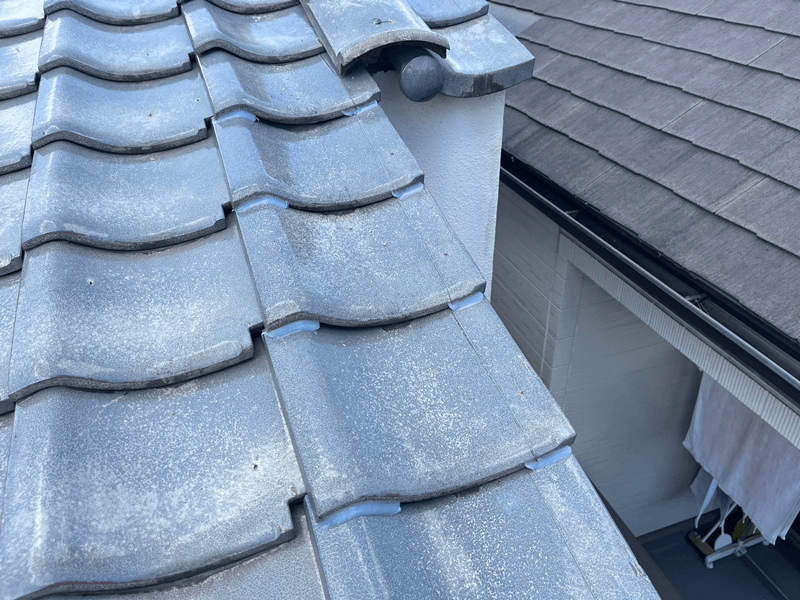 端部の瓦をコーキングで固定した状態