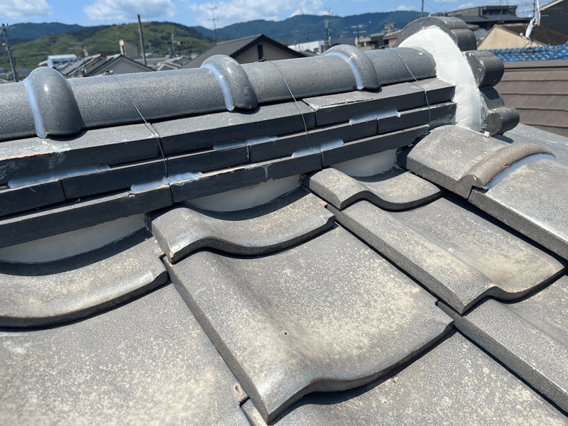 棟瓦を補強した施工後の瓦屋根