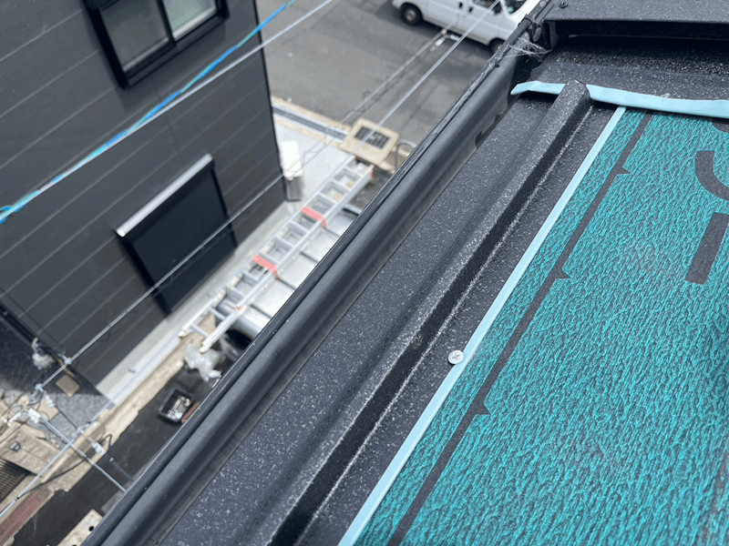 スーパーガルテクトカバー工法でルーフィング敷設・軒先ケラバ役物取付している様子