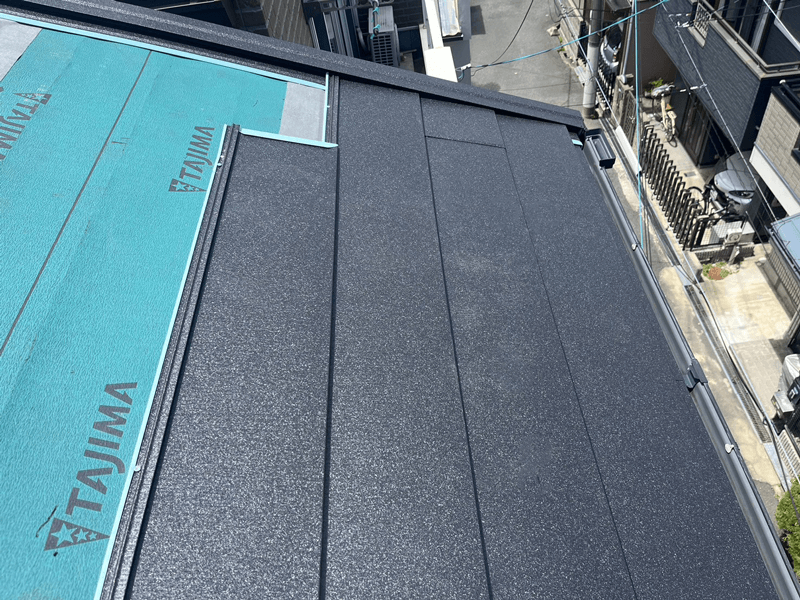 ガルバリウム鋼板屋根材を下から順番に張り上げている様子