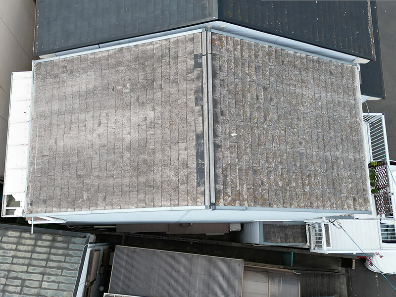 棟板金の飛散と屋根材欠損がある補修前の屋根