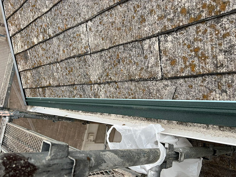 屋根カバー工法で唐草を取り付ける様子