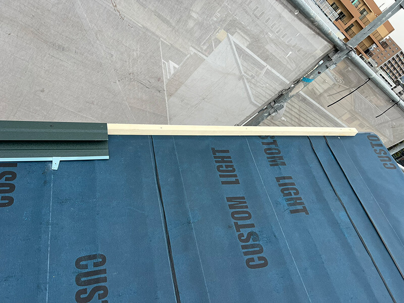 ケラバ板金を取り付けた施工中の屋根