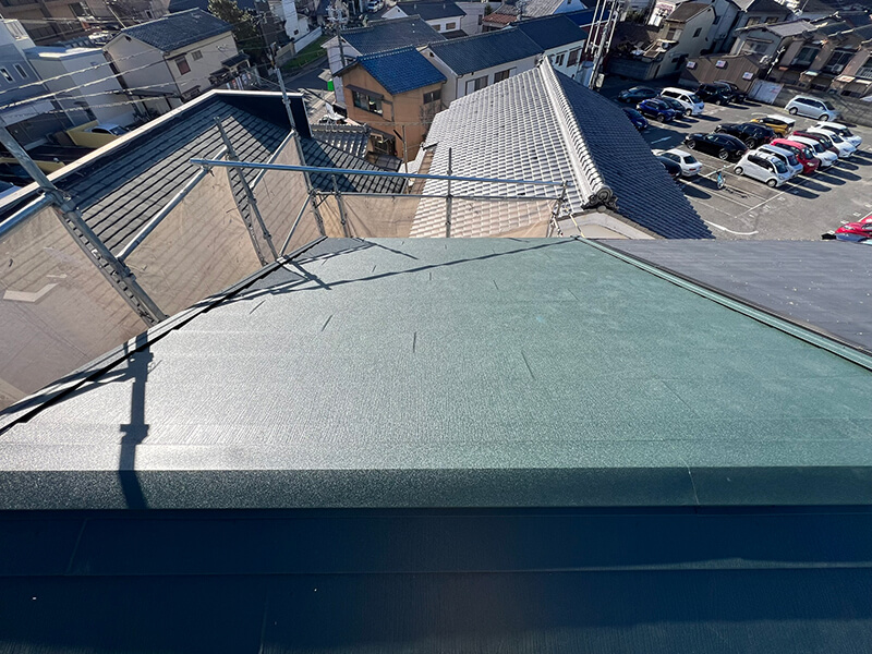 棟板金を設置して仕上げる施工中の屋根