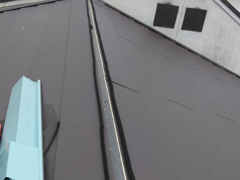 スーパーガルテクト 屋根材本体の施工完了・棟板金取り付け