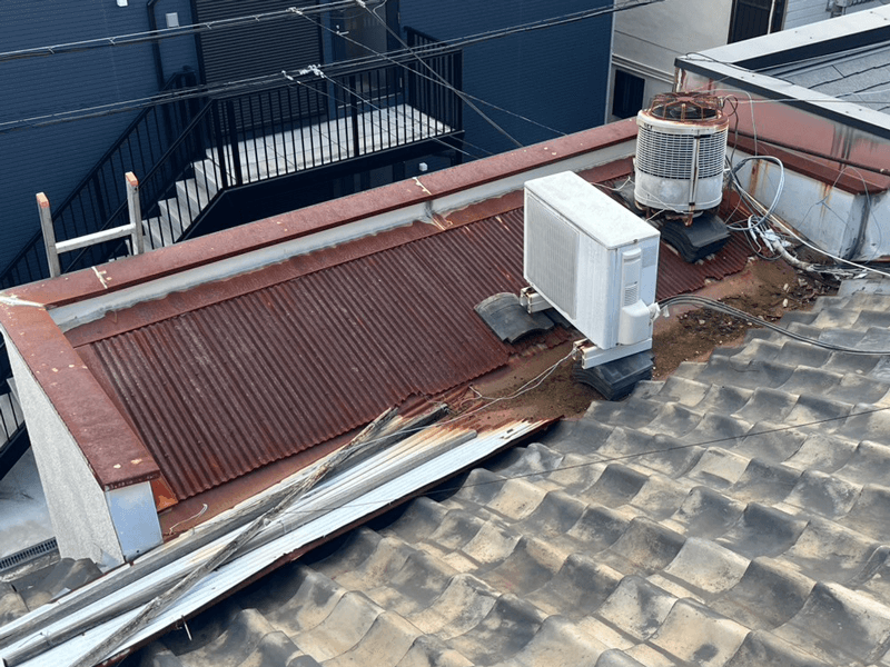 錆びて劣化したトタン屋根の状態