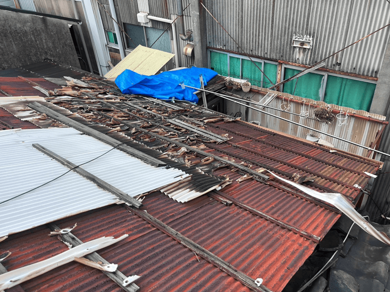 錆びや劣化が進行したトタン屋根全体の様子