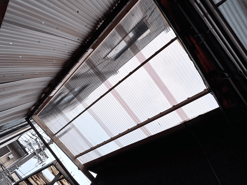 ポリカ波板のベランダ屋根を下から見た様子