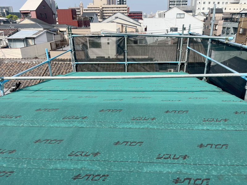 新築住宅の野地板・ルーフィング施工済み状態の写真