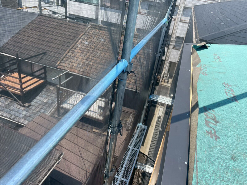 軒先に唐草板金を取り付けている様子