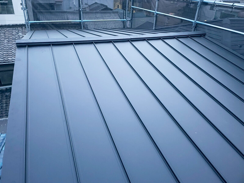ガルバリウム鋼板立平葺き新築屋根の完成全体写真