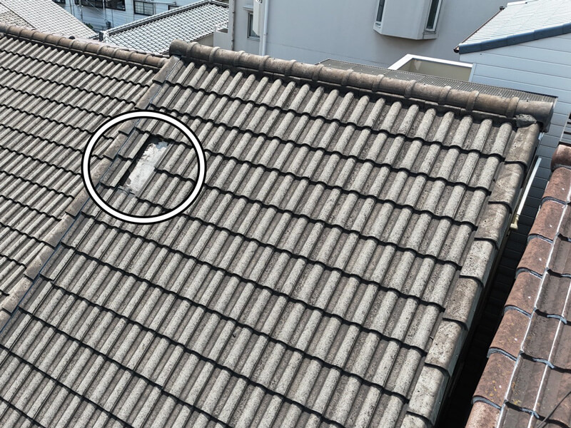 3階建て住宅の洋瓦2枚脱落・ドローン点検の写真