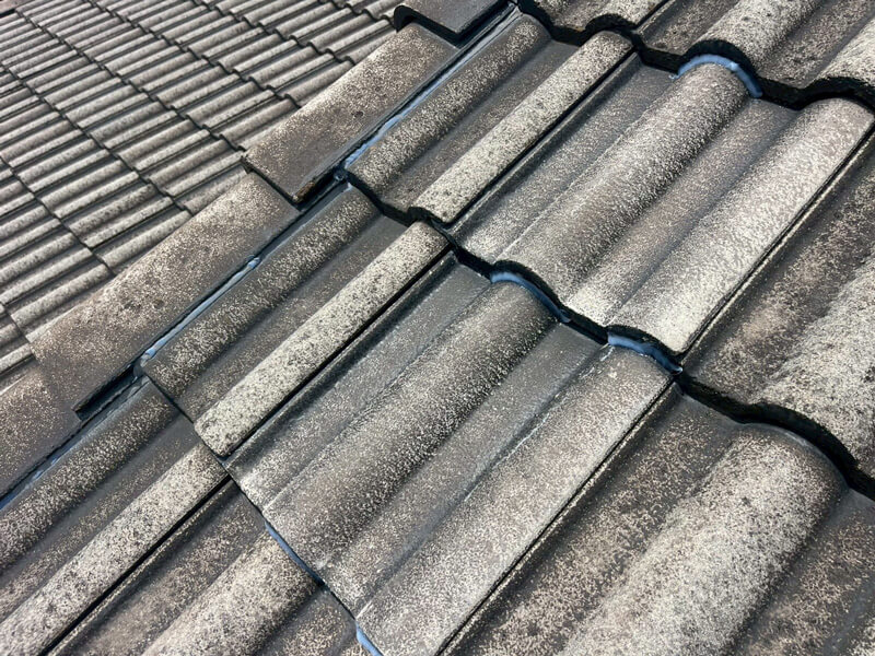 洋瓦差し替え・コーキング補強後の瓦屋根補修完了の写真