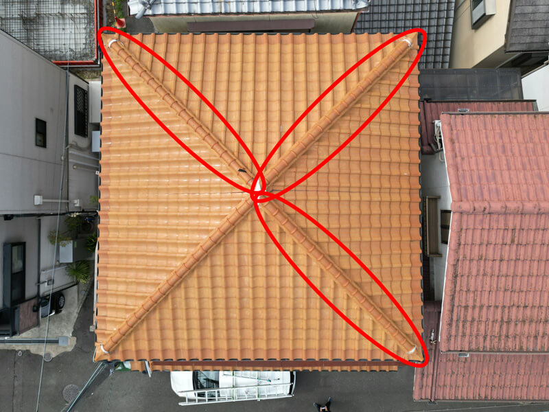 4本中3本の棟で雨漏り発生・板金カバー工事前のドローン写真