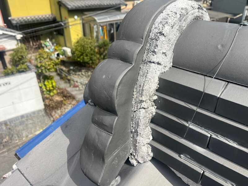 鬼瓦まわり漆喰ひび割れ劣化の写真