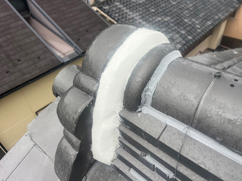 鬼瓦まわり漆喰打ち直し・防水処理完了の写真