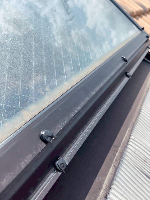 天窓コーキング工事完了・ビス頭も防水処理した写真