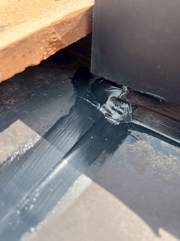 天窓板金まわりのコーキング処理完了の写真