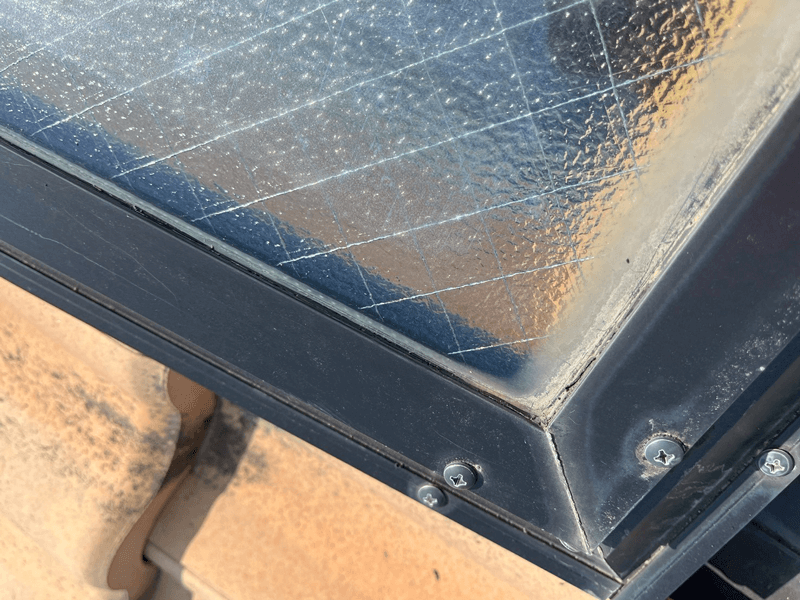 天窓まわりのコーキング劣化とパッキン不良による雨漏り発生箇所の施工前状況