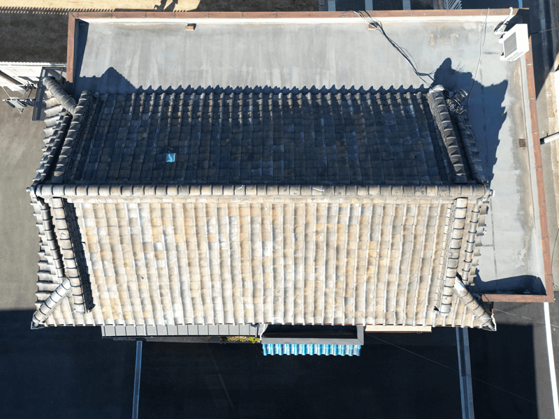 ドローン撮影による入母屋瓦屋根の全体写真