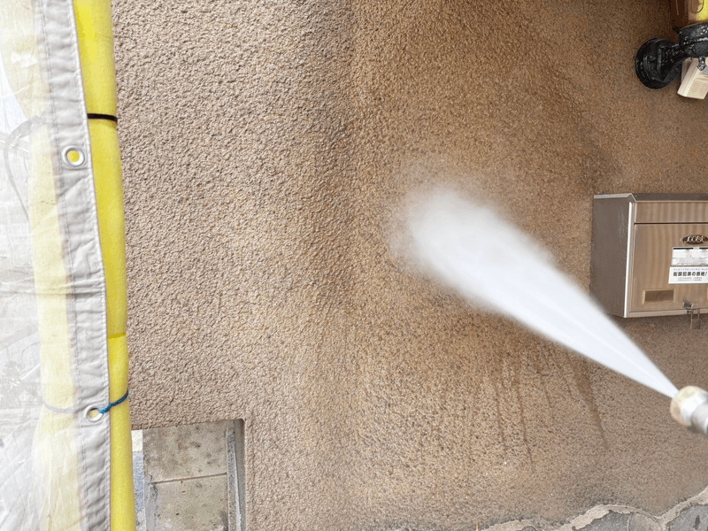 外壁高圧水洗浄による下地処理の様子