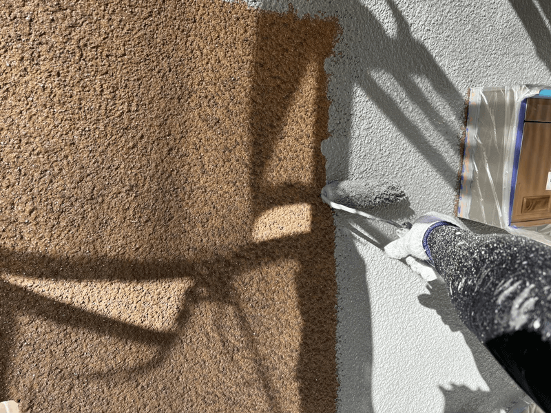 プレミアムシリコン中塗り施工の様子