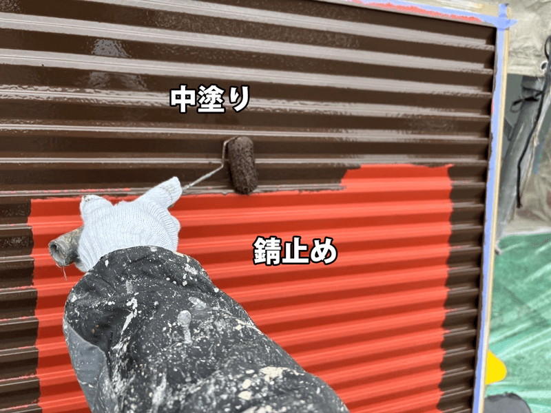 雨戸鉄部ケレン・錆止め・ウレタン塗装の様子