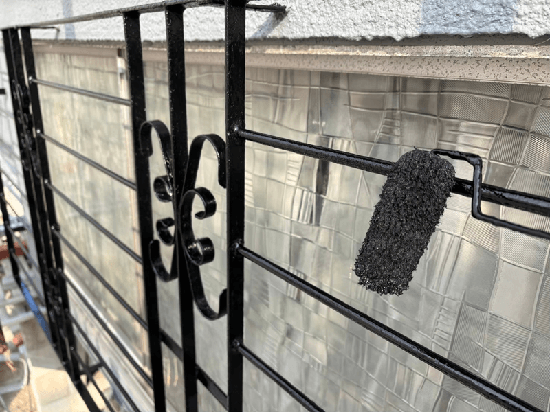 手摺鉄部塗装・ウレタン仕上げの様子