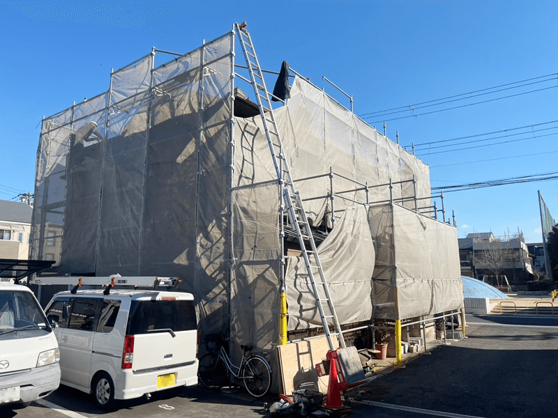 屋根葺き替え・外壁塗装工事用足場設置の様子