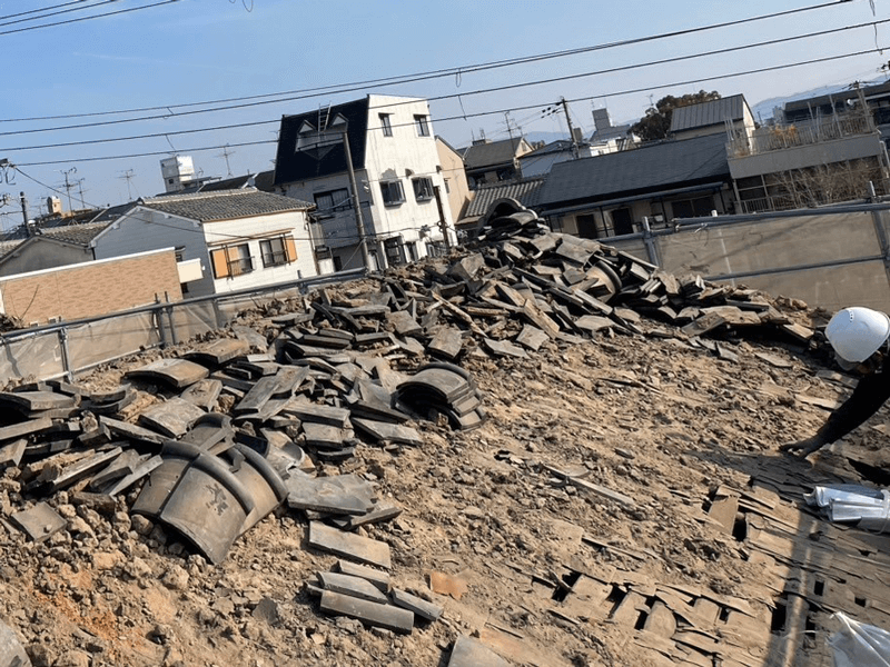瓦撤去・葺き土（ふきつち）除去作業の様子