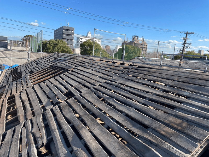 瓦と葺き土を全撤去した屋根下地の写真