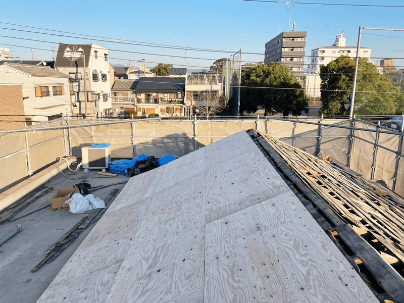 構造用合板による屋根下地施工の様子