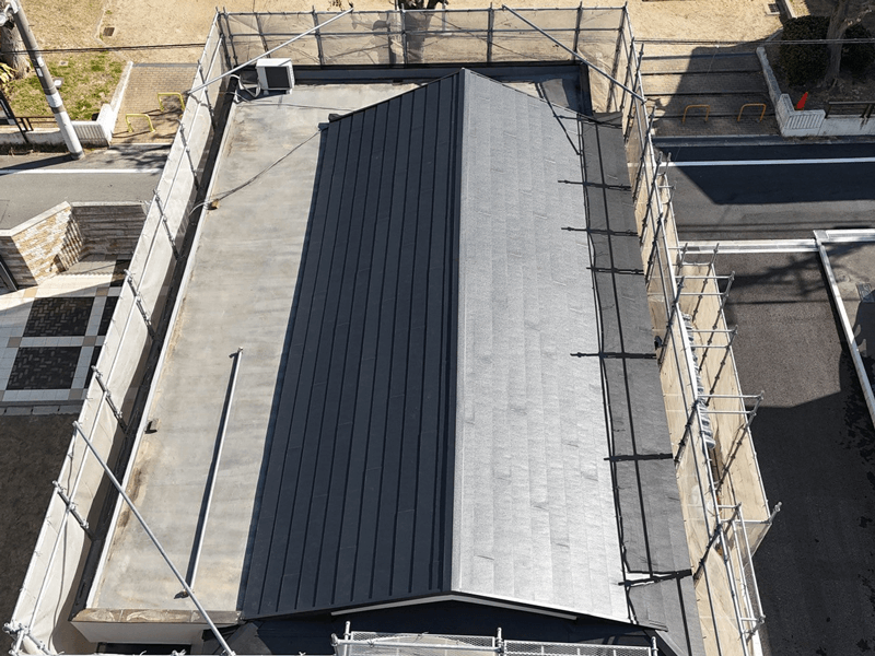 ドローン撮影・スーパーガルテクト葺き替え後の屋根全体写真