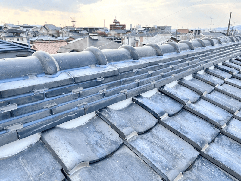 棟瓦の漆喰打ち直しとコーキング補修後の仕上がり状況