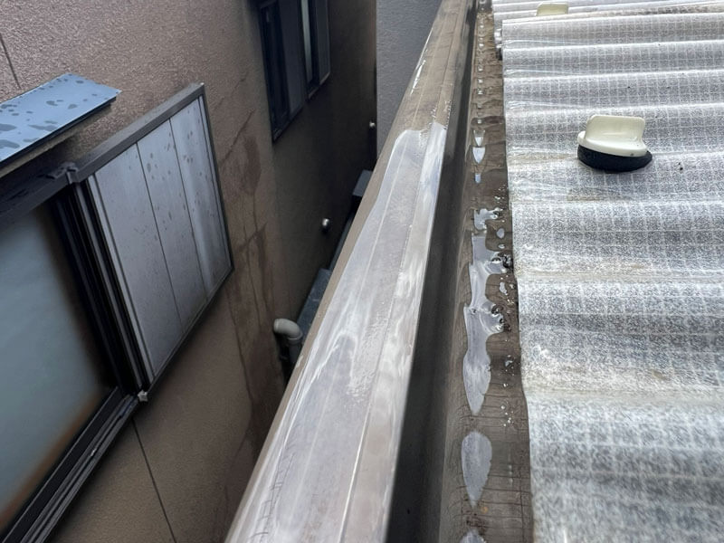 清掃後のベランダテラス雨樋で水が正常に流れている様子