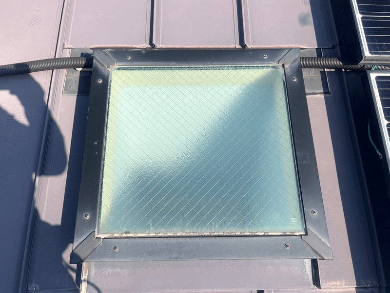 天窓ガラスパッキン劣化・雨漏り原因箇所の写真