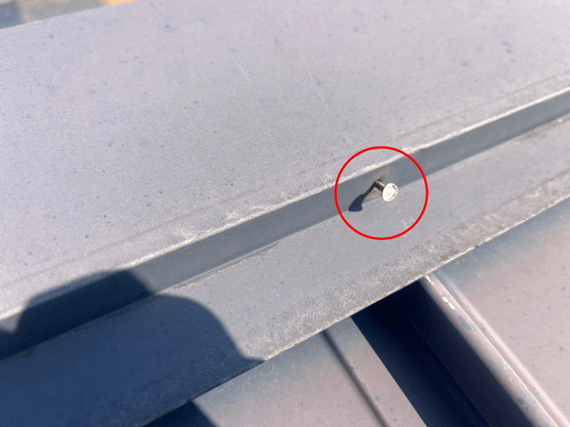 棟板金固定釘の抜けかけ・劣化状態の写真