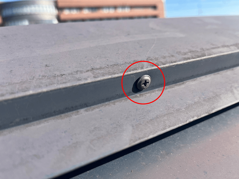 棟板金釘からパッキンビスへ打ち替え・予防措置施工の写真