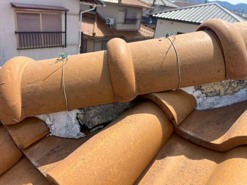 屋根全体に漆喰劣化が広がっている様子の写真