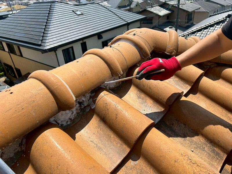 漆喰塗り直し前にプライマーを塗布している様子の写真