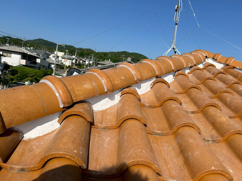 棟漆喰を全面塗り直し完了後のS型瓦屋根の写真