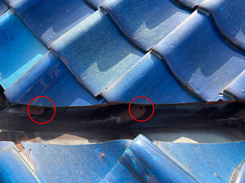 谷板金に穴あきが発生している様子