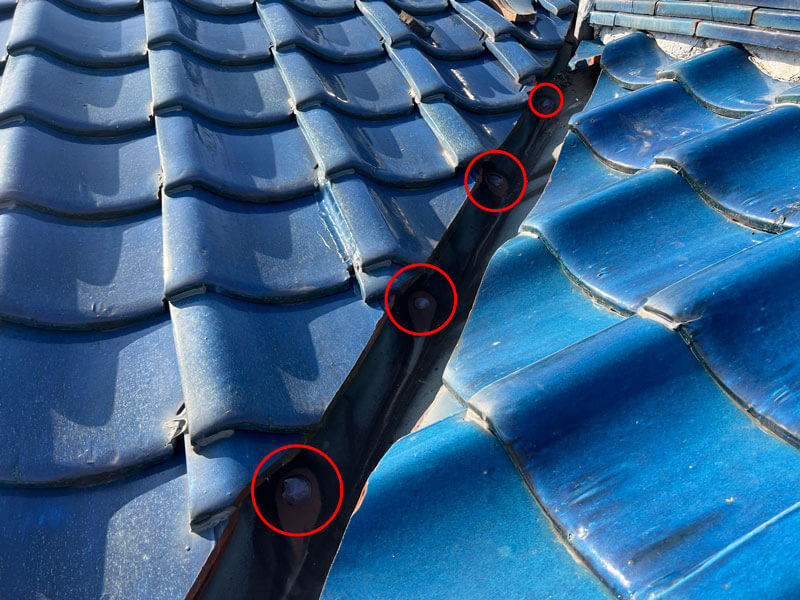 谷板金の穴をコーキング補修した施工後の状態