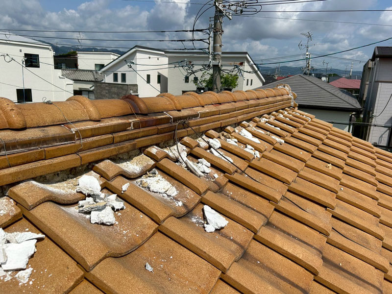 棟漆喰の撤去作業 既存漆喰の除去 瓦屋根補修