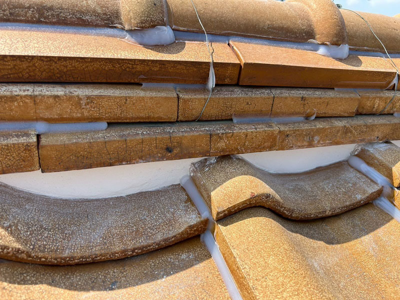 棟部漆喰打ち替え後の仕上がり 棟瓦コーキング処理